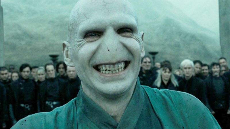 Ralph Fiennes jako Voldemort (Harry Potter) - postać stopniowo rozwijana przez serię, także pod kątem jego mocy. Już jednak pod swoją właściwą postacią Ralph Fiennes mógł rozwinąć skrzydła. Potężny, a jednocześnie budzący strach przed każdym jego gestem i słowem.