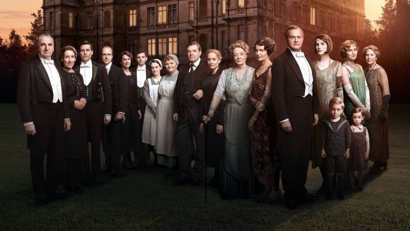 Downton Abbey - serial kostiumowy. Akcja rozgrywa się we Wielkiej Brytanii, na tytułowym dworze, i opowiada perypetie jego mieszkańców, szlachty i służby.