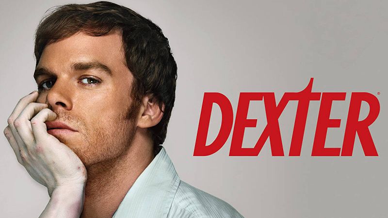 Dexter - serial o mordercy, który wiedzie podwójne życie: za dnia pracuje w policji, a nocą zabija tych, których organy sprawiedliwości nie są w stanie złapać.