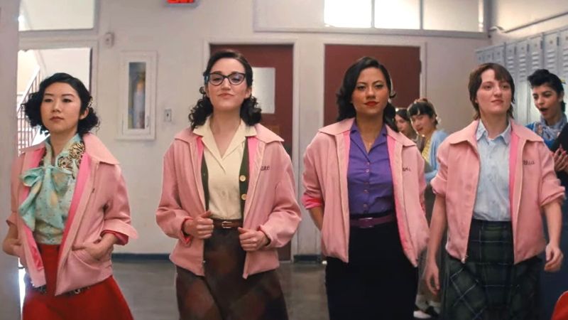 Grease: Rise of the Pink Ladies  - plakaty serialu. Kiedy premiera w SkyShowtime?