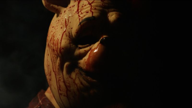Puchatek: Krew i miód - nowy plakat horroru. Kubuś ocieka krwią