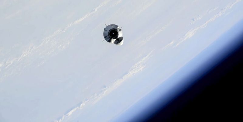 Crew Dragon od SpaceX w pogoni za ISS. Epickie nagranie jak z filmów o kosmosie i godzina niepokoju
