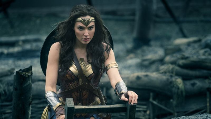 4. Wonder Woman wyłania się z okopów i biegnie na wroga (Wonder Woman) - piękna i symboliczna scena narodzin nowej superbohaterki.