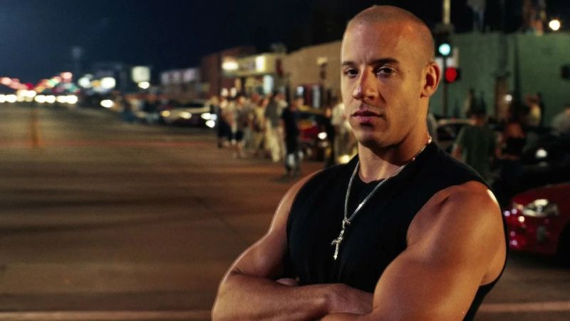Vin Diesel powraca jako Dom Toretto, główny bohater serii i przywódca filmowej rodziny. Tym razem postać z przeszłości zagrozi jego bliskim i będzie musiał po raz kolejny stanąć do walki o jej bezpieczeństwo.