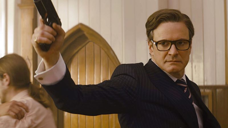 Colin Firth – aktor kojarzony jest przede wszystkim z ról w filmach historycznych lub komediach romantycznych, ale pokazał w Kingsman: Tajne służby (2014), że radzi sobie równie świetnie w kinie akcji.
