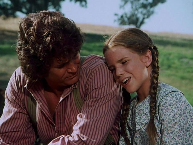 7. Melissa Gilbert poznała ważne życiowe wartości dzięki Michaelowi Landonowi. Gilbert dorastała na planie Domku na prerii pod okiem aktora. Mówiła: „Wchłonęłam tak wiele, nawet nie zdając sobie sprawy z tego, czego się uczę - naprawdę ważnych życiowych lekcji o rodzinie, społeczności, tolerancji. Myślę, że wartości programu były absolutnie odzwierciedleniem wartości naszego lidera, Michaela Landona. On był tym człowiekiem, który wierzył, że ludzie zawsze noszą dobroć w sercu”.