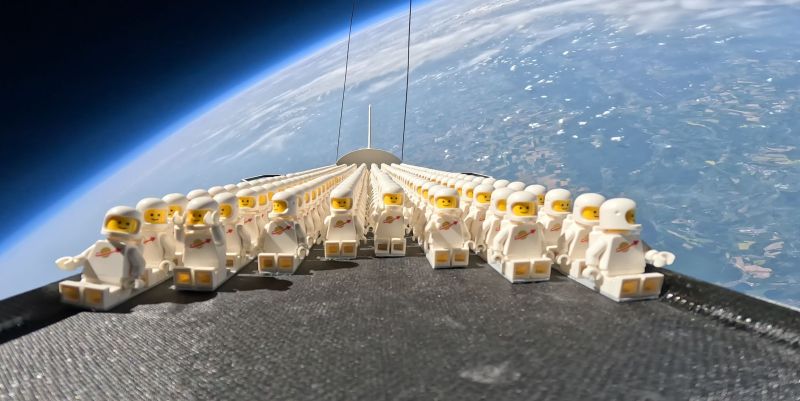 LEGO - uśmiechnięci astronauci