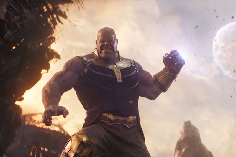 4. Thanos uzbrojony w Rękawicę Nieskończoności - W tym miejscu trzeba zaznaczyć, że w naszym zestawieniu nie braliśmy pod uwagę postaci, które weszły w posiadanie danej siły tylko na chwilę – stąd brak Iron Mana i Hulka z Rękawicą Nieskończoności czy absorbującego moc Ego Star-Lorda. Thanos z mocy Kamieni Nieskończoności korzystał jednak stosunkowo długo; koniec końców stał się jedną z najpotężniejszych postaci w historii uniwersum, wymazując połowę istnienia za pomocą jednego pstryknięcia palcami. 