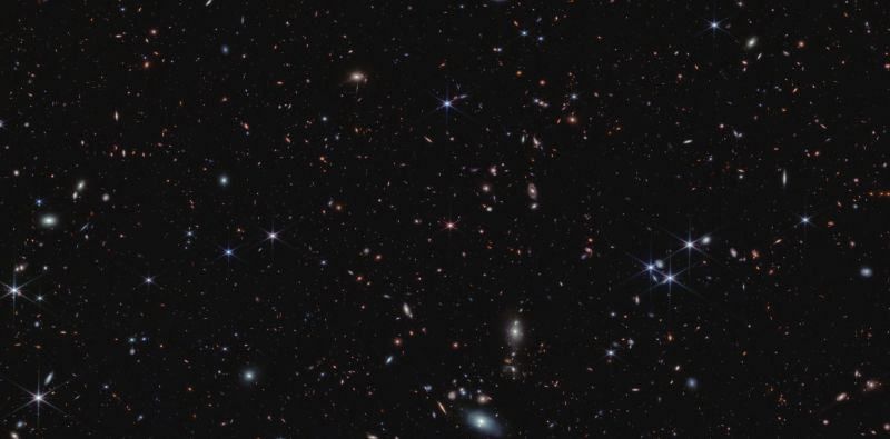 Teleskop Webba - zdjęcie 20 tys. galaktyk z kwazarem J0100+2802 w centrum