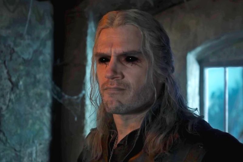 Geralt doświadczy kolejnych mutacji jako wiedźmin. Proces stawania się wiedźminem jest złożony i zmienia ciało człowieka pod wpływem mutagenów. Próba traw jest bolesnym procesem i dla wielu kończyło się to śmiercią, ale może w serialu twórcy wyjaśnią zmianę aktora właśnie tym, że po odniesionych ranach, Geralt będzie wymagał przejścia ponownych mutacji, by przeżyć.