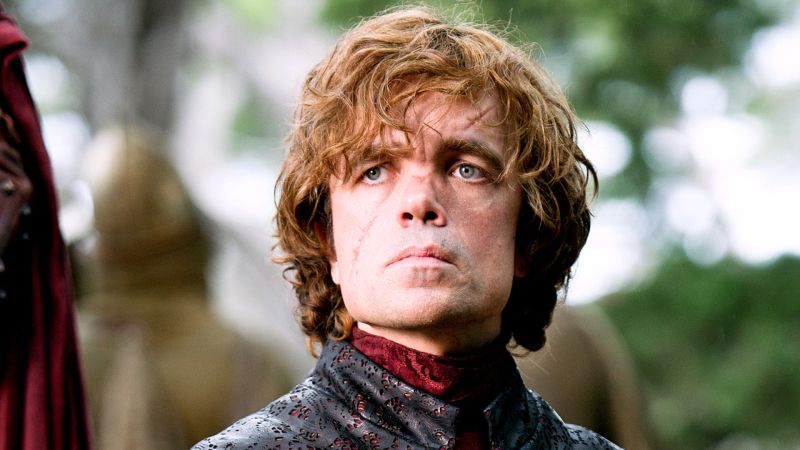 Peter Dinklage jako Tyrion w Grze o Tron – wygląd Dinklage’a odbiegał od sposobu przedstawienia Tyriona w książce. Fikcyjną postać opisywano jako ohydną i o znacznie niższym wzroście. W serialu nie zadbano o zmianę koloru oczu i dość szybko zrezygnowano z oryginalnego koloru włosów. Nawet blizna Tyriona służy tylko temu, by wyglądał na złego i wytrzymałego, a nie bardziej ohydnego, tak jak w książkach. Mimo to Dinkalge zyskał uznanie. Był nominowany do ośmiu nagród Emmy podczas trwania serialu, wygrywając cztery.