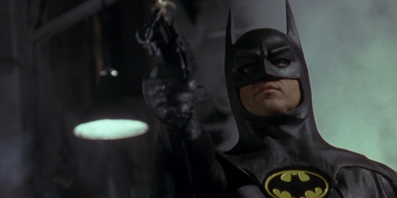 Michael Keaton jako Batman w Batmanie – jego angaż również wywołał spore kontrowersje. W tamtym czasie był najbardziej znany z występów w komediach takich jak Pan mamuśka i Sok z żuka. Widzowie do tego stopnia upierali się, że jego obsadzenie było błędne, że rozpoczęli kampanię przeciwko jego obsadzeniu. Jednak po premierze filmu Keaton stał się ich ulubieńcem.