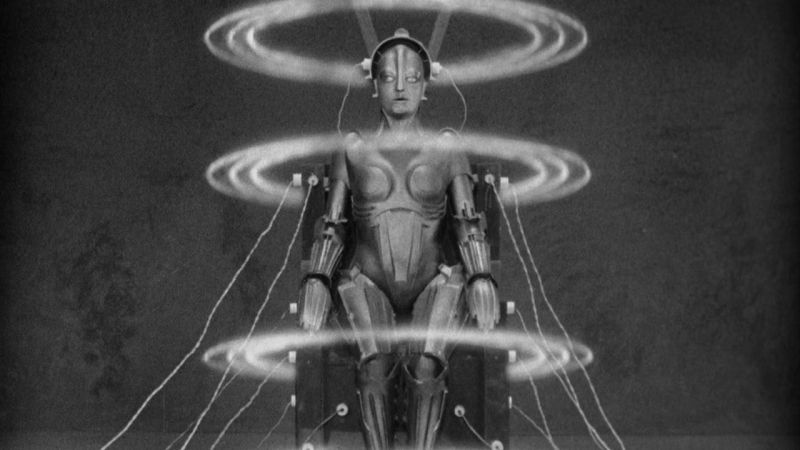 2. Metropolis (1927) – w tym legendarnym filmie obserwujemy wiele koncepcji i rozwiązań, które w prawdziwym świecie pojawiły się dopiero później: połączenia wideo, androidy, komputery, transport lotniczy czy klonowanie. 