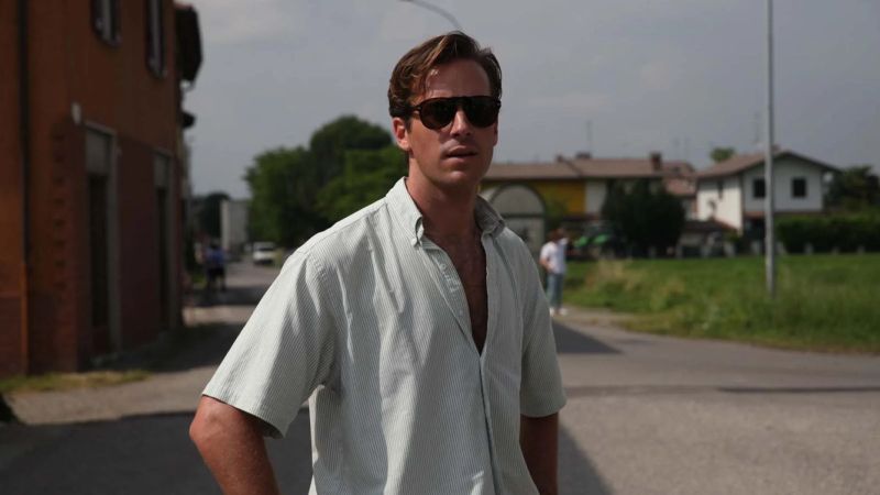 Armie Hammer został zwolniony z prawie każdego nadchodzącego filmu i serialu, w którym miał zagrać po tym, jak pojawiły się zarzuty o napaść seksualną. Opublikowano wiadomości, w których nazywał siebie kanibalem. Jego agencja i publicysta zerwali z nim współpracę. Wycofał się z Hollywood i nie był widziany przez długi czas, dopóki nie odkryto, że pracuje jako sprzedawca na Kajmanach. Zeszłego lata został również zauważony w Los Angeles, ale nie ma żadnych projektów w planach.