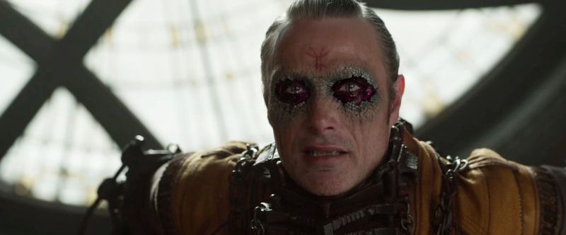 Mads Mikkelsen jako Kaecilius w filmie Doktor Strange
