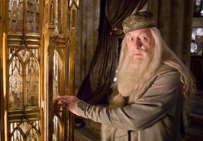 John Lithgow jako Albus Dumbledore