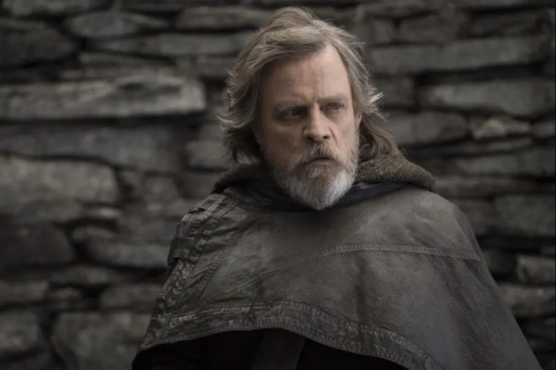 17. Luke Skywalker w Ostatnim Jedi - kiedy stanął naprzeciw całej armii wrogów, ponownie udowodnił, jak ogromną determinacją się charakteryzował. Tym samym zdołał ocalić Rebeliantów - po raz ostatni, na własną rękę.