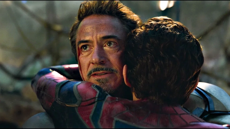 Iron Man ponownie spotyka Spider-Mana – wypowiedziane przez Parkera „Panie Stark!” dziś wydaje się nam nawet głośniejsze niż za pierwszym razem. 