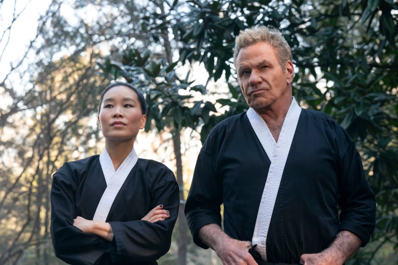 3. John Kreese, czyli były sensei Cobra Kai. Jest już nieco wiekowy, ale wciąż potrafi walczyć jak mało kto. Nawet w 5. sezonie pokonał bandę współwięźniów, którzy go napadli, a następnie mu służyli. Kieruje się mottem: „Uderzaj pierwszy, uderzaj mocno, nie okazuj litości”.