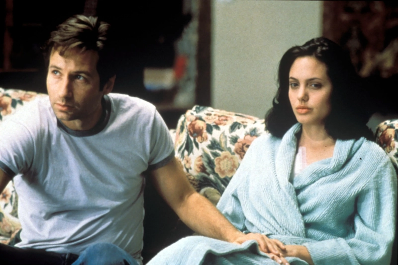 Angelina Jolie i David Duchovny w filmie 