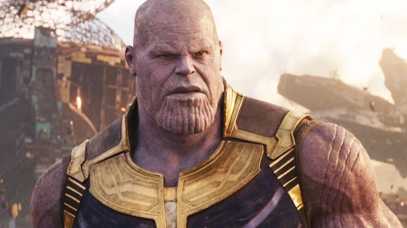 1. Thanos - idealny złoczyńca. Siła, wytrzymałość, wyszkolenie w walce, szybkość i do tego wielki intelekt. Posiadanie Kamieni Nieskończoności jedynie wzmocniło jego potęgę. W MCU jego potęga jest dość wiernie przeniesiona z komiksów, ale w samej historii są różnice.