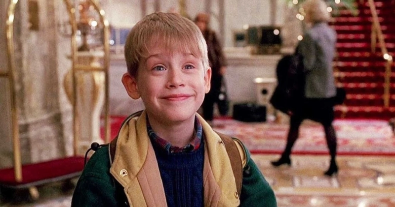 Kevin sam w Nowym Jorku (1992): na koniec warto wspomnieć o równie kultowej kontynuacji, w której Kevin tym razem musi zastawić pułapki na złodziei w wielkim mieście. Jego kolejną przygodę również znajdziecie na platformie Disney+.