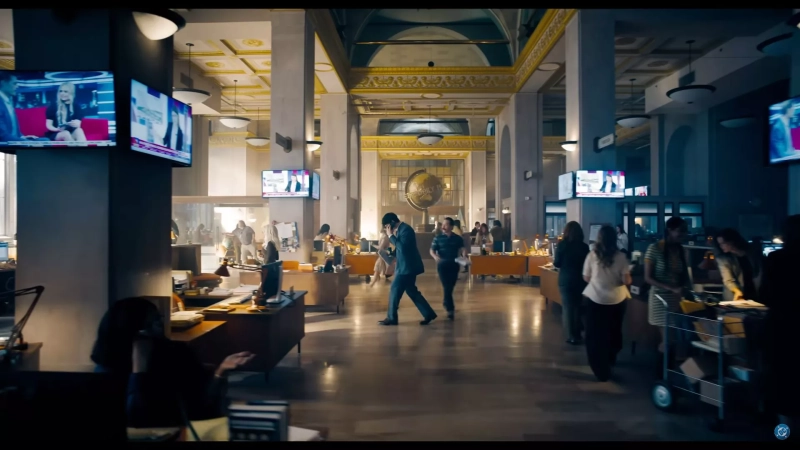 W redakcji Daily Planet widzimy m.in. Lois Lane (Rachel Brosnahan), Cat Grant (Mikaela Hoover) i Jimmy'ego Olsena (Skyler Gisondo), jak również wypowiadającą się na ekranie postać portretowaną przez Annalisę Cochrane (spekuluje się, że to prezenterka wiadomości lub aktorka). Istotne jest to, że relacje Clarka i Lois (przypomnijmy: zapoczątkowane przed wydarzeniami ukazanymi w filmie) wskazują na to, iż oboje na ten moment pozostają wyłącznie na stopie przyjacielskiej.