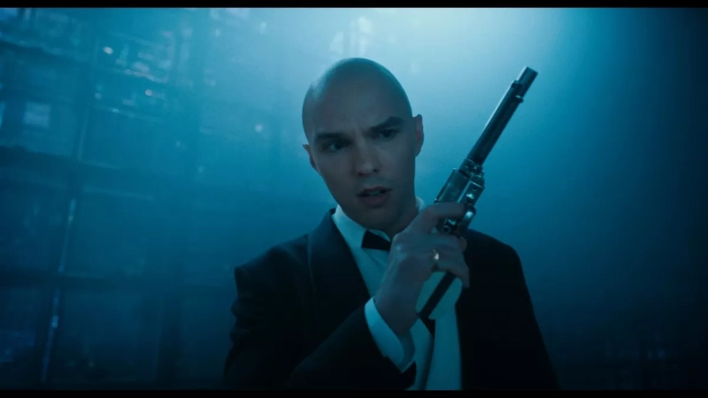 Kilka kolejnych ujęć skupia się na głównym antagoniście filmu, Lexie Luthorze. Wiemy, że złoczyńca i Superman nie spotkali się jeszcze przed wydarzeniami ukazanymi w produkcji, ale Gunn potwierdził, że Luthor z wielu powodów dąży do ostatecznego pokonania Człowieka ze Stali. Reżyser zdradził również, że antagonista jest „technologicznym wirtuozem”. Z dużą dozą prawdopodobieństwa możemy więc założyć, że rewolwer, wyglądający jak żywcem wyjęty ze starych westernów, w rzeczywistości skrywa pociski z kryptonitu.