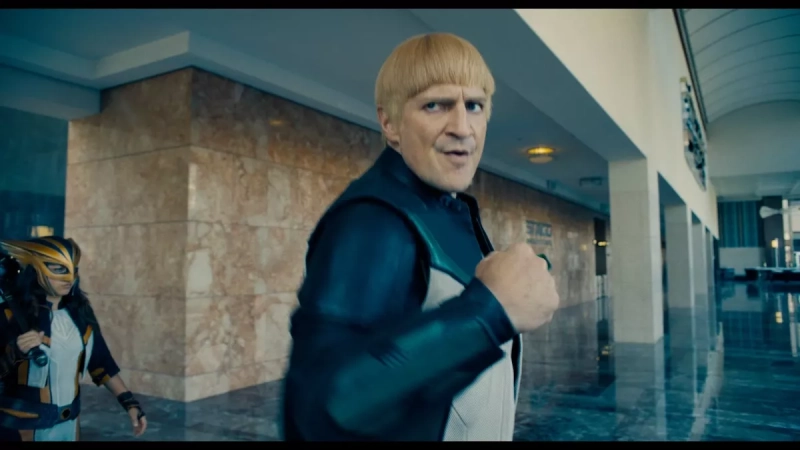 Kilka kolejnych sekwencji skupia się na innych superbohaterach. Pierwszym z nich jest Guy Gardner (Nathan Fillion), który dzięki swojemu pierścieniowi zdołał zakryć lobby Stagg Industries przed oczami patrzącego przez szyby na Supermana tłumu. Przypomnijmy, że debiutujący w komiksach w latach 60., niezwykle arogancki Gardner był członkiem Korpusu Zielonych Latarni i Green Lanternem Sektora 2814, za który później odpowiadał Hal Jordan.