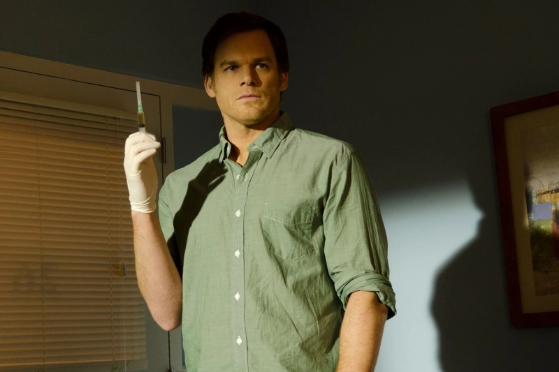 2. Dexter Morgan (jego Mroczny Pasażer), czyli The Bay Harbor Butcher. Przestrzegał kodeksu ojca, który nakazywał, że może zabijać tylko te osoby, którym mógł udowodnić okropne rzeczy, ale udało im się umknąć systemowi sprawiedliwości. Nie był tak dobry w udawaniu 