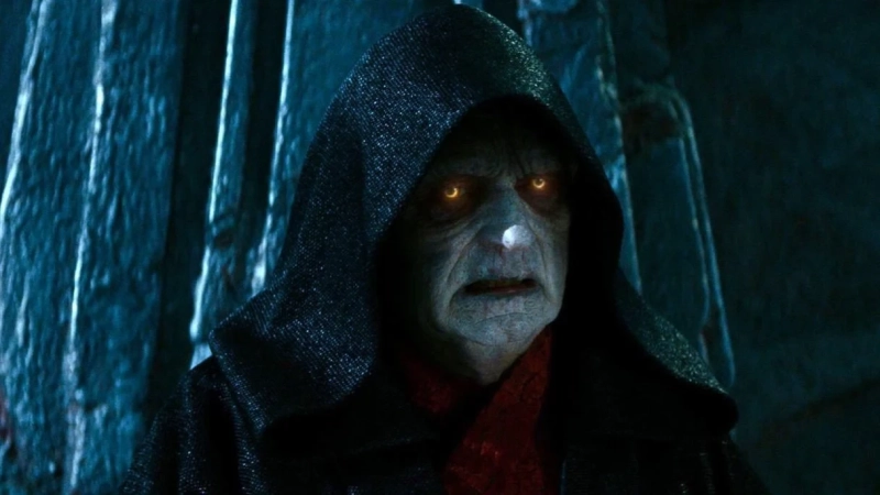 5. W rozmowie z Anakinem w 3. Epizodzie, Palpatine wspomina o zdolności oszukania śmierci, którą posiadają Sithowie. Anakin bardzo pragnął ją poznać, aby uchronić Padme przed śmiercią, którą przewidywał w koszmarach i wizjach. Wydarzenia z ostatniej części Gwiezdnej Sagi pokazały, że Palpatine wcale nie kłamał - faktycznie wiedział, jak uchronić się przed śmiercią.