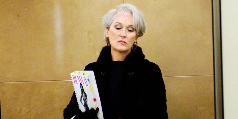 Meryl Streep w roli ikonicznej Mirandy Priestly w filmie Diabeł ubiera się u Prady z 2006 roku