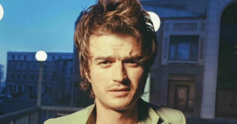 Joe Keery na zdjęciu promującym trasę koncertową Djo