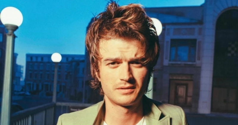Joe Keery na zdjęciu promującym trasę koncertową Djo