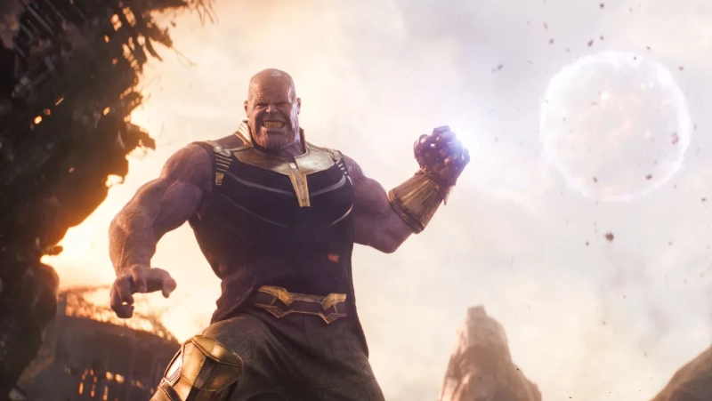 4. Thanos uzbrojony w Rękawicę Nieskończoności - W tym miejscu trzeba zaznaczyć, że w naszym zestawieniu nie braliśmy pod uwagę postaci, które weszły w posiadanie danej siły tylko na chwilę – stąd brak Iron Mana i Hulka z Rękawicą Nieskończoności czy absorbującego moc Ego Star-Lorda. Thanos z mocy Kamieni Nieskończoności korzystał jednak stosunkowo długo; koniec końców stał się jedną z najpotężniejszych postaci w historii uniwersum, wymazując połowę istnienia za pomocą jednego pstryknięcia palcami.