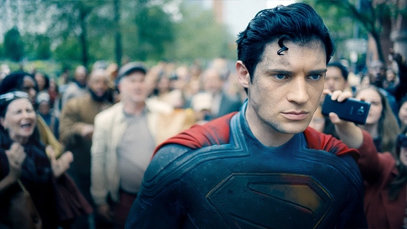 1. Superman - od początku filmu ukazany jest jako najsilniejszy ze wszystkich Meta-ludzi. Choć w trakcie fabuły chwilowo przegrywa z tak potężnymi przeciwnikami jak jego klon Ultraman czy Inżynierka, to finalnie pokonuje wszystkich wrogów. Dysponuje niezwykłymi mocami: nadludzką siłą, prędkością, umiejętnością latania, wytrzymałością czy laserowym wzrokiem.
