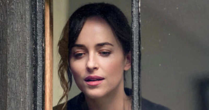 Dakota Johnson na zdjęciu promującym produkcję Netflixa