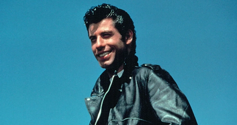 John Travolta jako Danny Zuko w musicalu Grease