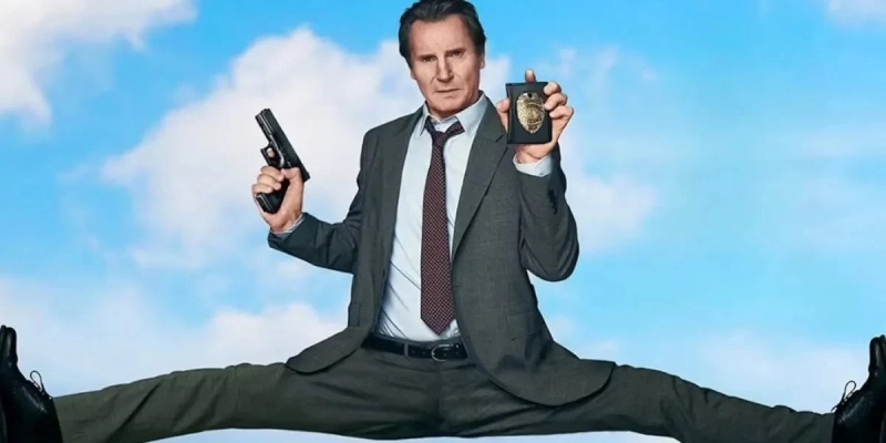 Naga broń - oficjalny kadr promujący film z 2025 roku. Na zdjęciu Liam Neeson z rekwizytem wyglądającym jak pistolet - to sztuczna zabawka, nie prawdziwa broń