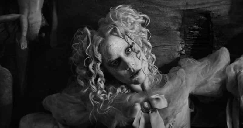 Lady Gaga w teledysku do piosenki The Dead Dance