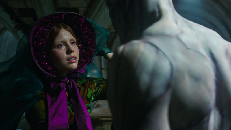 Frankenstein - oficjalny kadr z filmu. Mia Goth oraz Jacob Elordi w charakteryzacji fikcyjnego potwora