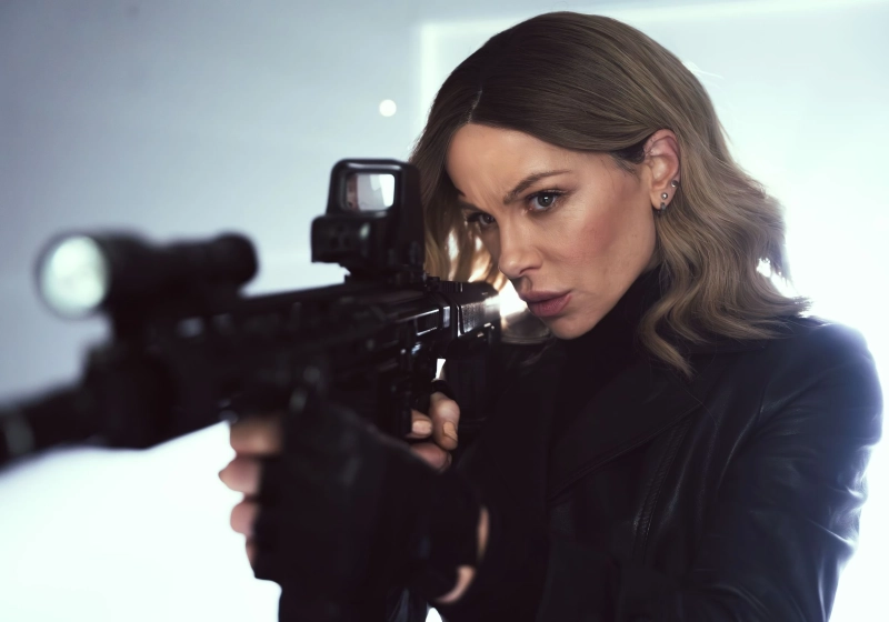 Wildcat - oficjalny kadr z filmu. Bohaterka grana przez Kate Beckinsale z rekwizytem z planu wyglądającym jak karabin