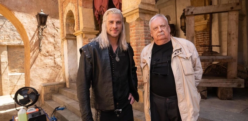 Andrzej Sapkowski i Liam Hemsworth na planie 4. sezonu Wiedźmina