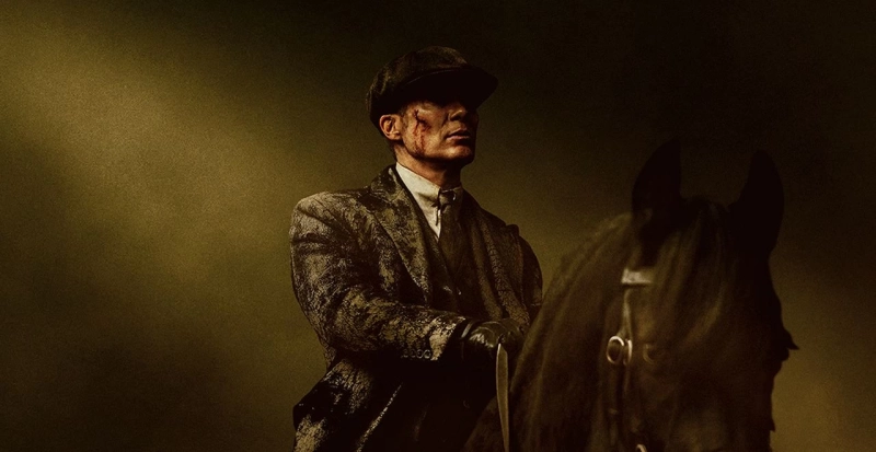 Peaky Blinders: Nieśmiertelny - oficjalny kadr z filmu. Na zdjęciu Cillian Murphy z odrobiną sztucznej krwi.