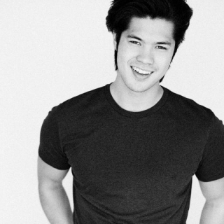 ross butler - zdjęcie