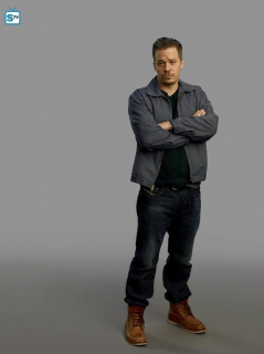 Michael Raymond-James jako Gil