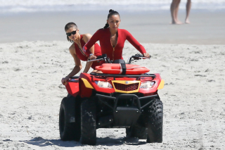 Kinowy Słoneczny patrol - Ilfenesh Hadera i Alexandra Daddario - zdjęcie