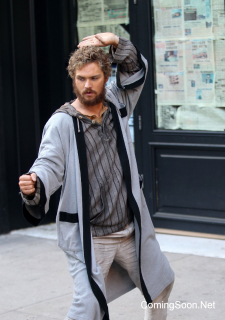 Finn Jones na planie Iron Fist
