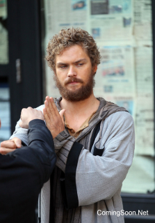 Finn Jones na planie Iron Fist