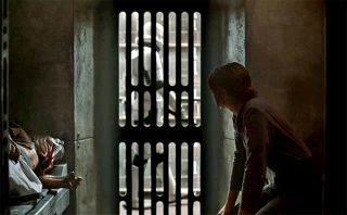 Jyn Erso w celi z filmu Łotr 1